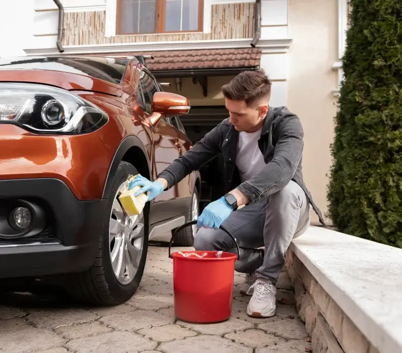 Lavage auto à domicile Ouville : professionnel intervenant sur un véhicule